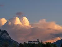 Mächtige, angeleuchtete Wolkenberge am Abendhimmel